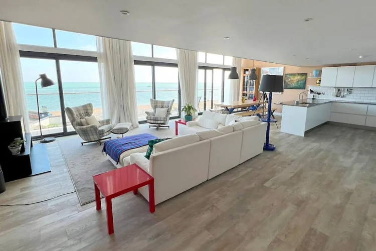 Beachfront Penthouse 4 Bedroom in Hythe