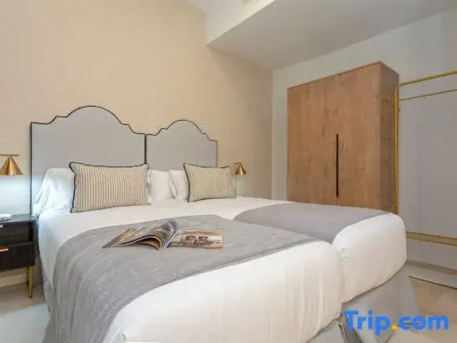 5 Bedrooms Apartment