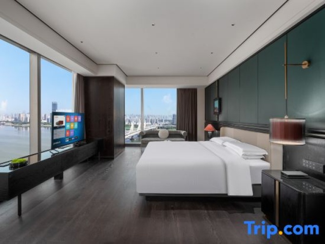 3 Bedrooms Ambassador Suite with river view