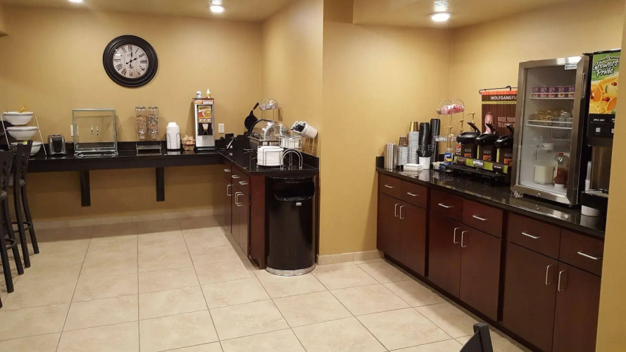 Cobblestone Inn & Suites - Cambridge