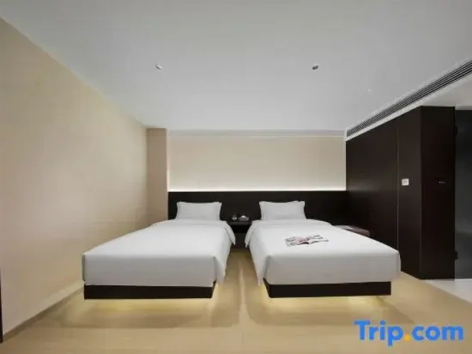 Standard Twin room with street view