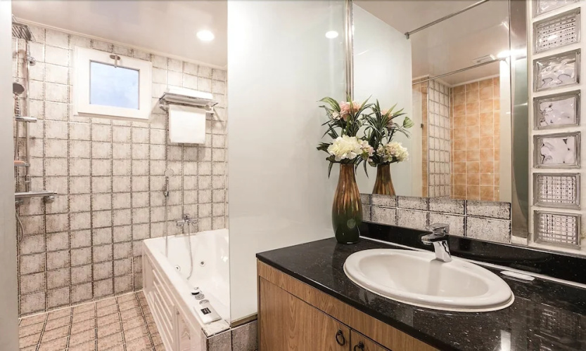 Seocho Dukkeobi Hotel