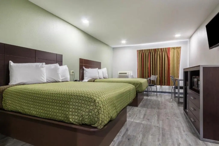 Scottish Inn and Suites