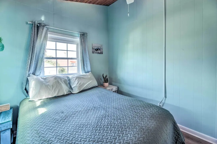 Pet-friendly Townhome, 2 Blocks to Atlantic Beach!