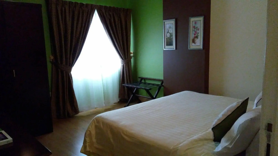 Royal Crown Hotel & Suites