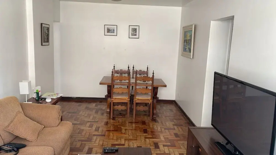 Apto a 700m da Praia do Leblon com Wi-fi e ar