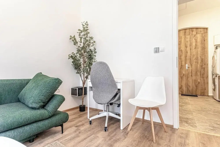 Lovely Apartment Steps from Schonbrunn