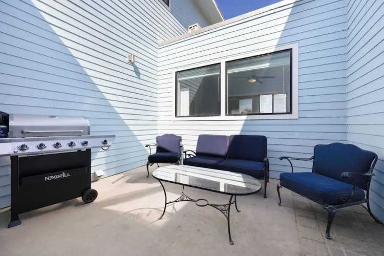 Oceanfront 2BR + Rooftop Deck, & Beach Access Strand Way B