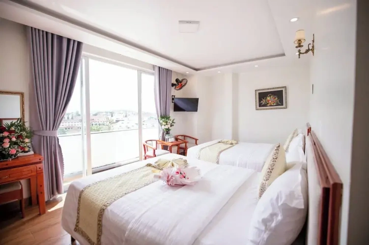 Standard Quadruple Family room with lake view