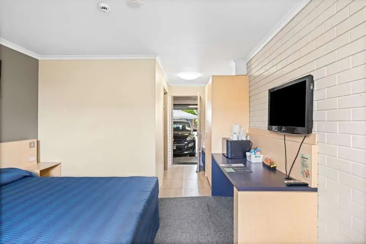Morayfield Tavern & Motel
