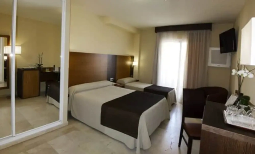 Standard Triple room with city view