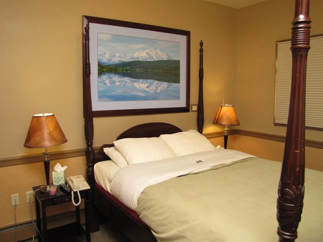 Copper Whale Inn