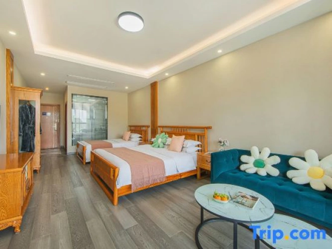 Luxury Twin Family room with courtyard view
