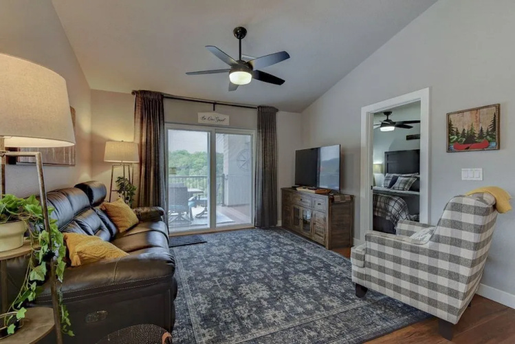 Table Rock Lookout Duo - Spacious Balcony