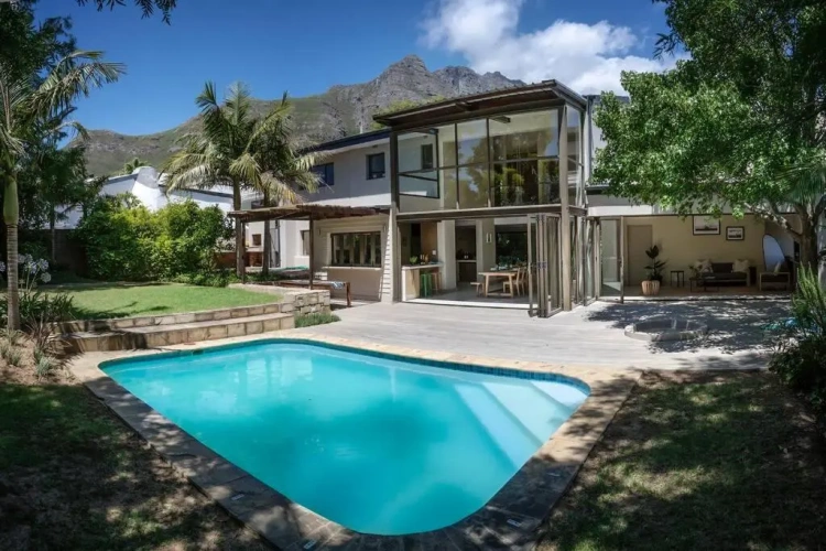 4 Bedrooms Cottage