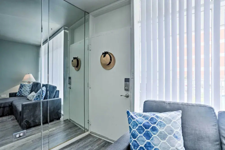 Virginia Beach Studio w/ Balcony + Pool View!
