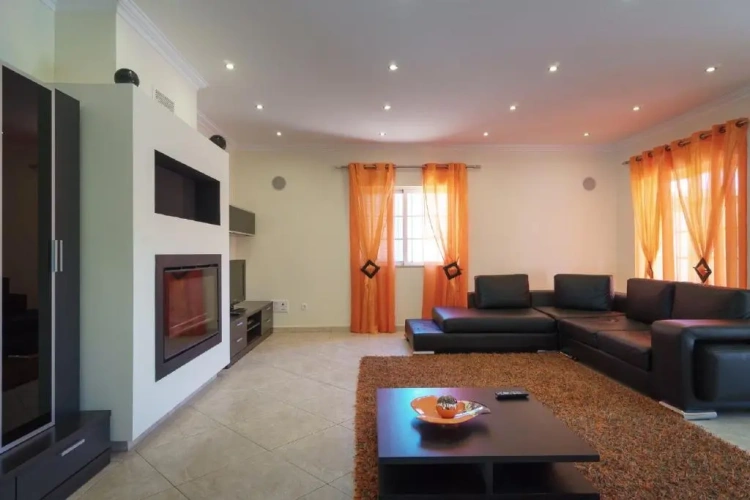 4 Bedrooms Villa