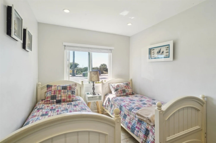 Beautiful 2 Bed Beach Condo #104 2 Bedroom Condo by RedAwning