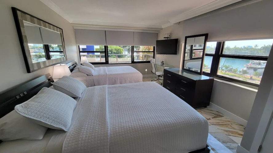 Alexander 521 3 Bedroom Apts by RedAwning