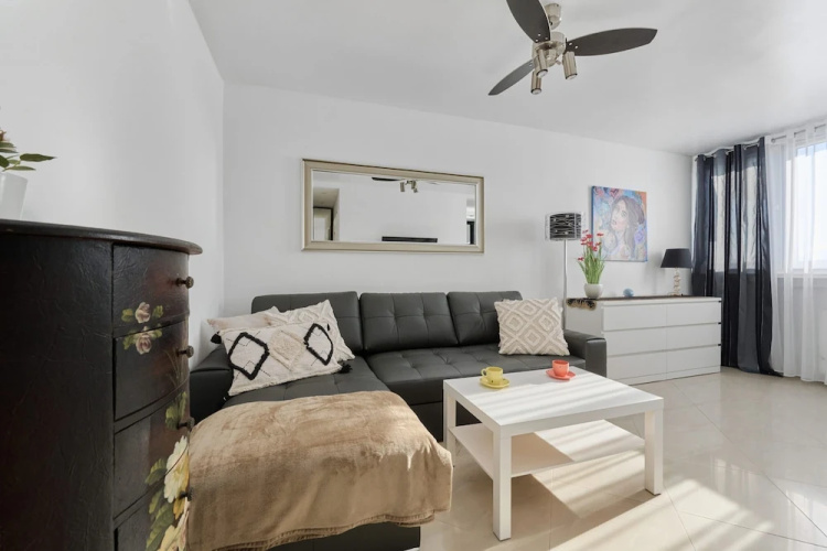 Black & White Studio by Renters