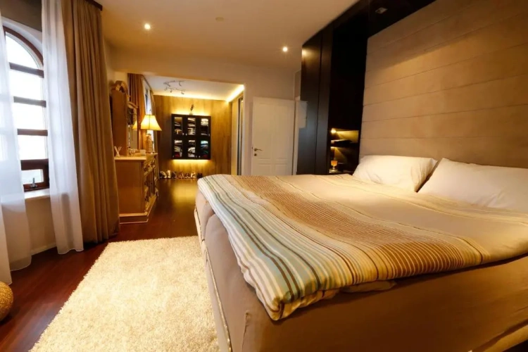 5 Bedrooms Cottage