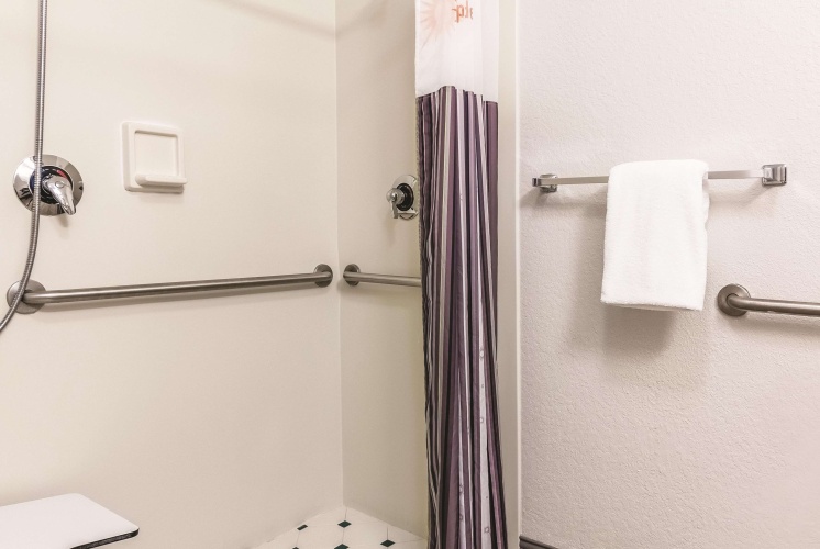 La Quinta Inn & Suites by Wyndham Orlando Airport North photo 9