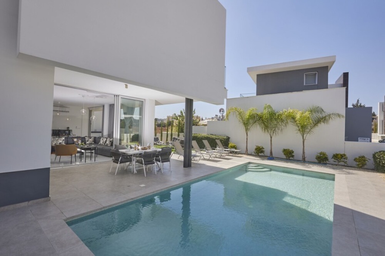 3 Bedrooms Villa with garden view