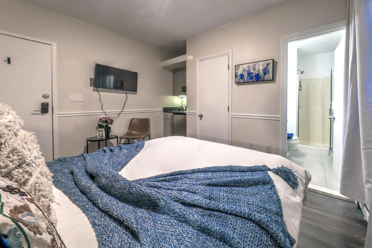 Great Value South End Studio!