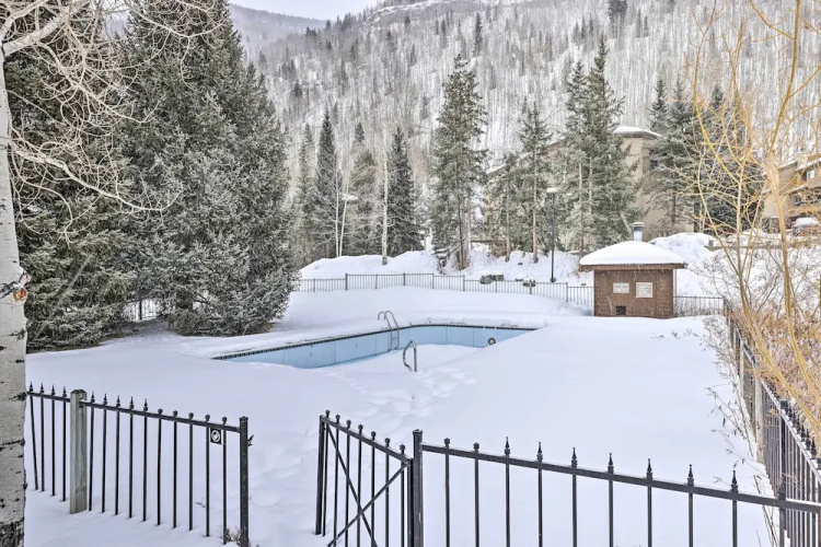 Condo w/ Hot Tub Access - Quick Bus Trip to Ski!
