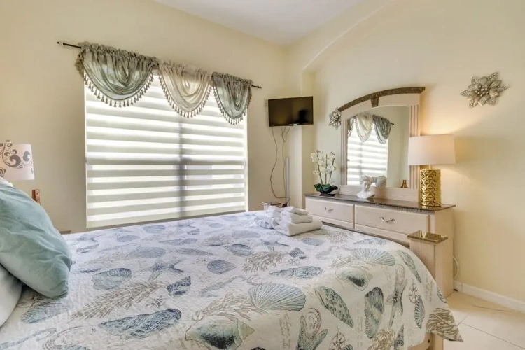 6 Bedrooms Villa