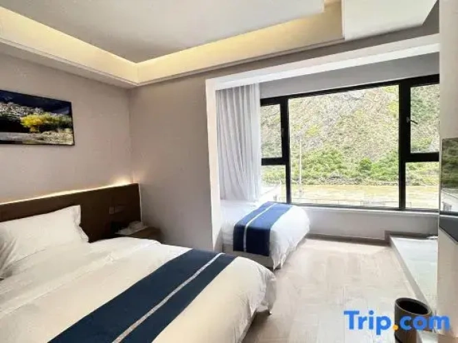 Deluxe Family room with river view