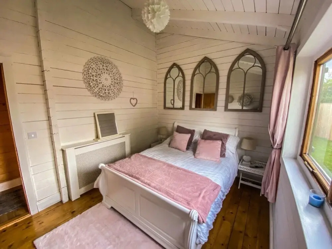 Sleeps6- Hot Tub- Pet Friendly- Log Burner