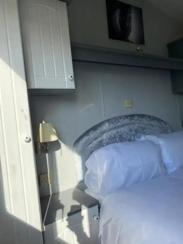Immaculate 2-bed Static Caravan Near the Lake