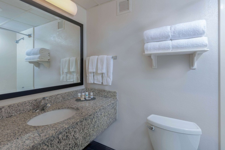 La Quinta Inn & Suites by Wyndham Clifton/Rutherford photo 10