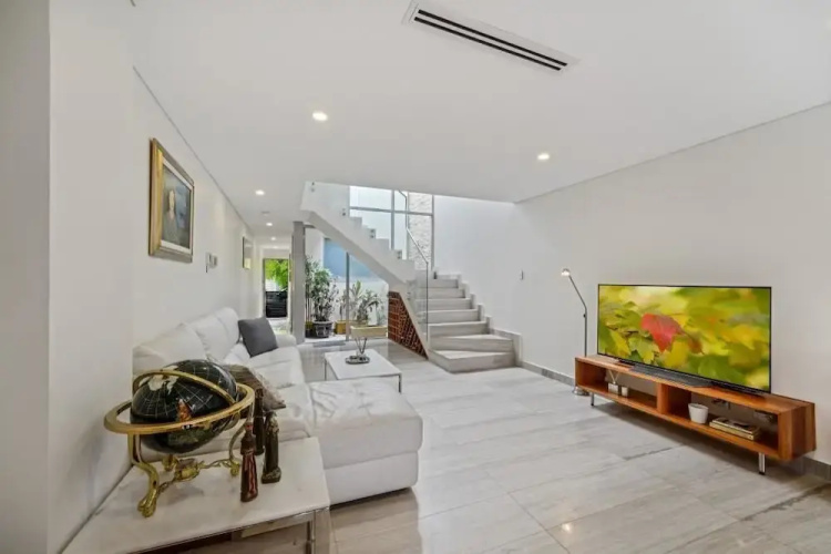Luxurious New House Hidden Near Central CBD