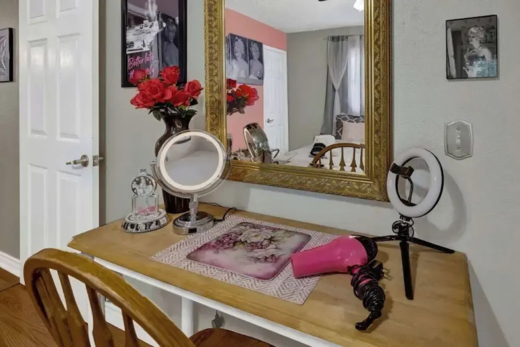 Marilyn House Iconic Charm 3 Mins to Downtown!