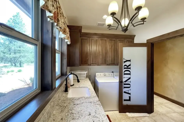 4BR Home on the Deschutes River 5 min to Sun River
