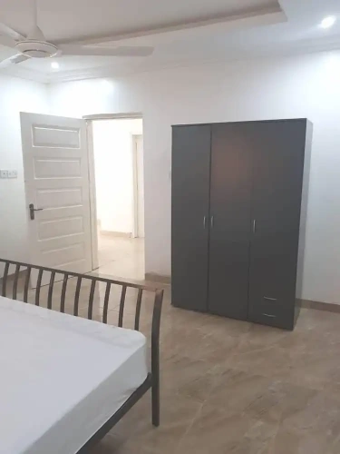 4 Bedrooms Apartment