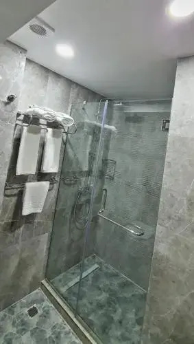 MB Deluxe Suite Hotel