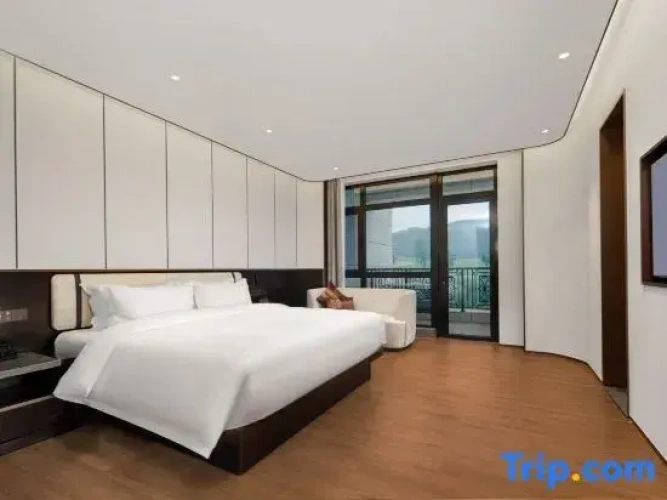 Suite with lake view