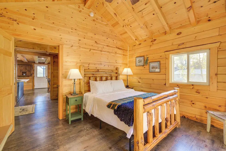 Northwoods Nature Escape! Lakefront Hayward Cabin - Hayward, WI