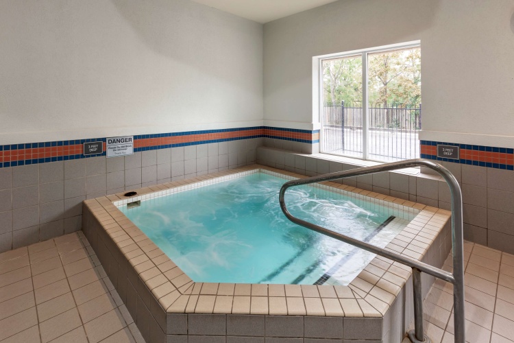 Best Western Plus Burlington Inn & Suites photo 15