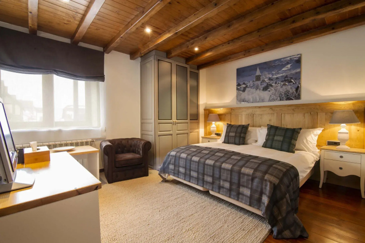 Eira Ski Lodge