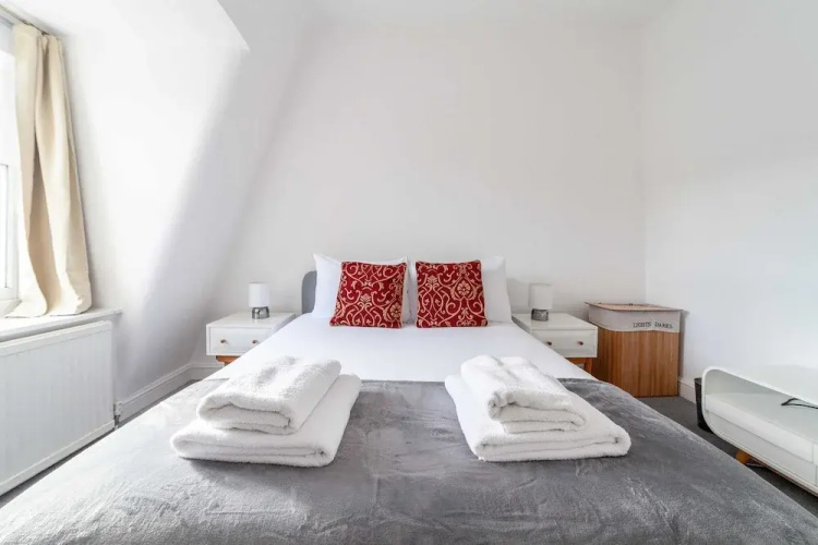 Bright and Spacious Earls Court Gem