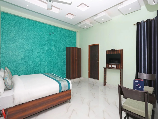 OYO 9967 Hotel Surya
