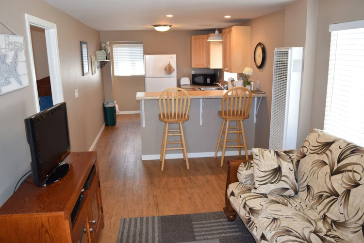 345 Hinds 2 Bedroom Cabin by Redawning