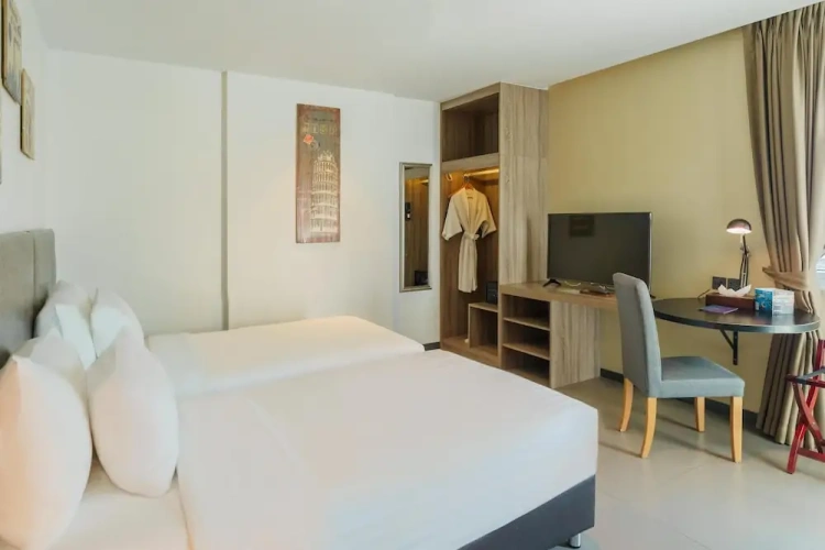 Deluxe Twin room with balcony and with city view