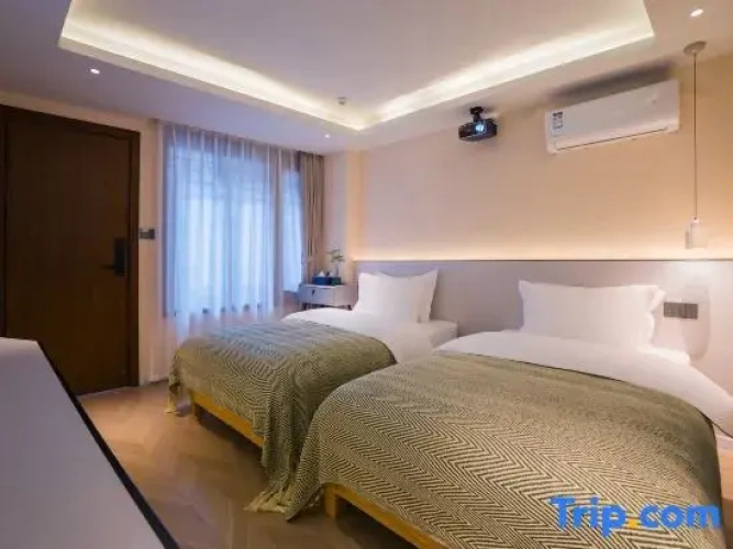 Standard Twin room with courtyard view
