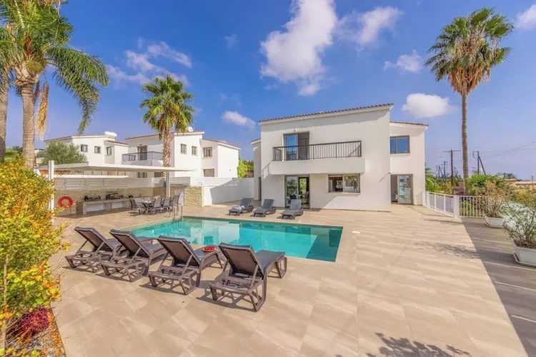 4 Bedrooms Villa with balcony