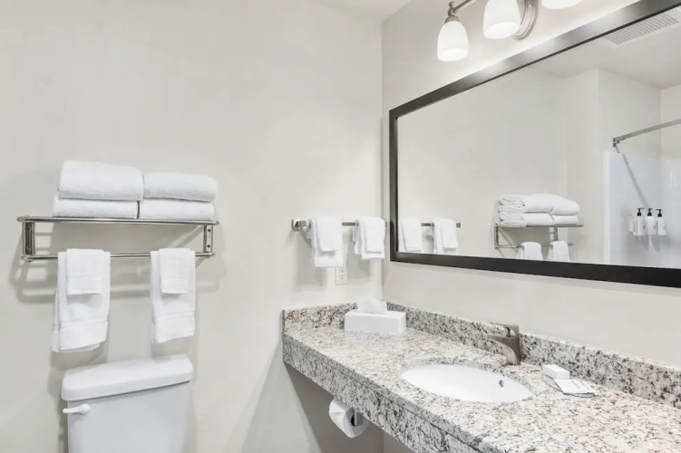 Cobblestone Hotel & Suites - Eaton